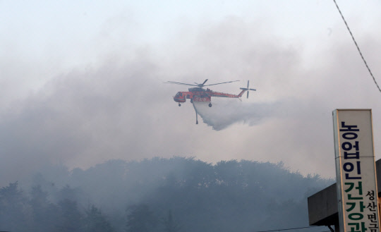 산불 진화 바쁜 초대형 헬기          (강릉=연합뉴스) 유형재 기자 = 산림청 초대형 진화헬기가 7일 강원 강릉시 성산면에서 자욱한 연기 속에 물을 뿌리고 있다. 2017.5.7      yoo21@yna.co.kr  (끝)